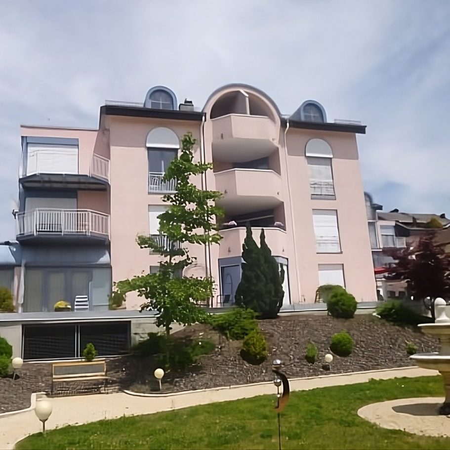 Seniorenwohnheim am Fürstenberg Modernes Seniorenwohnheim mit Balkonen, Terrasse und gepflegtem Garten.
